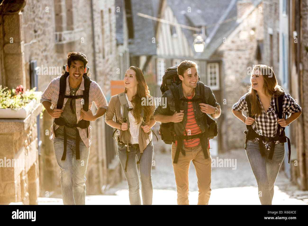 Freunde Backpacking in Stadt Stockfoto