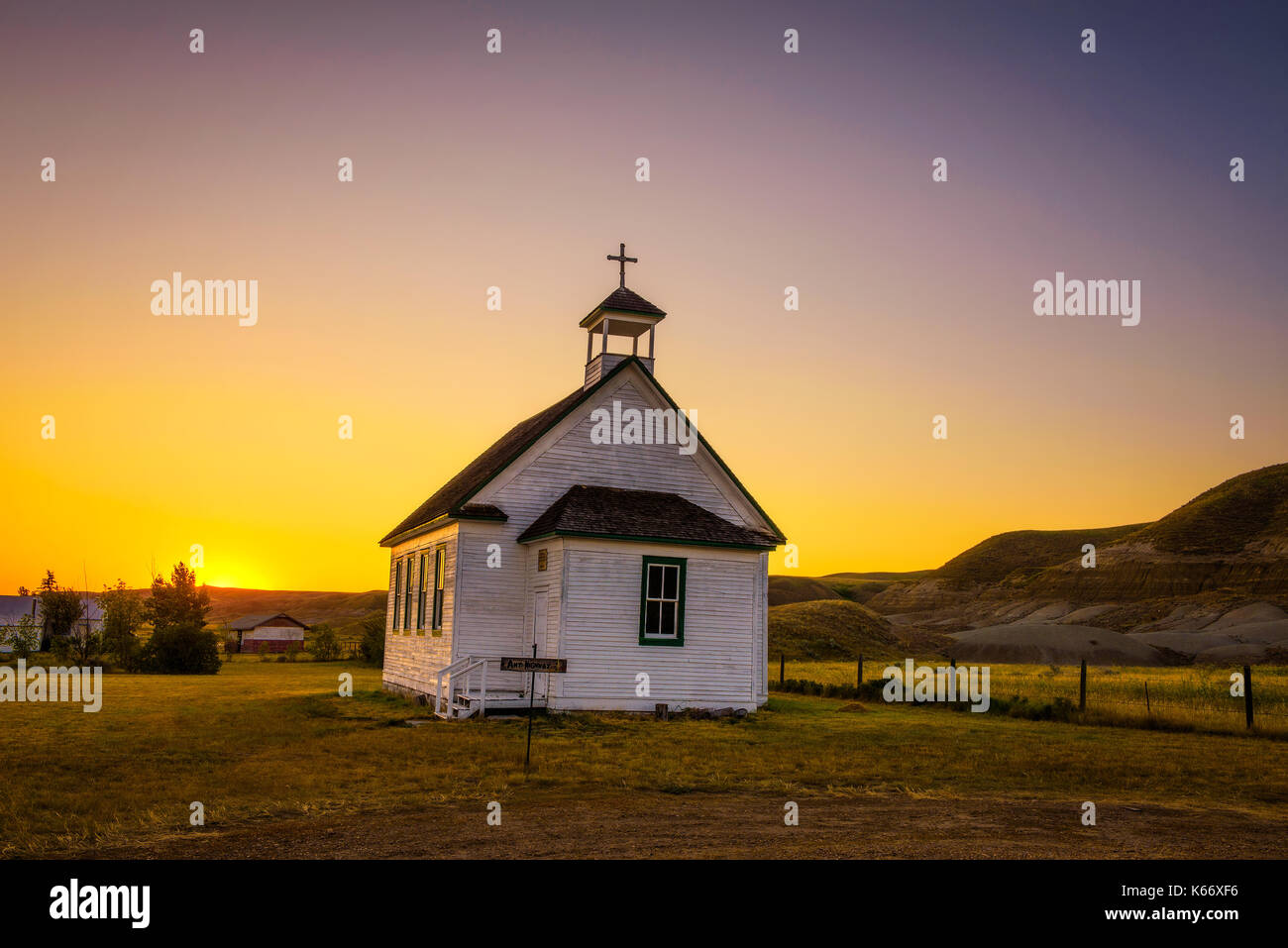 -Pionier Sommer Sonnenuntergang über die alte hölzerne Kirche in der Geisterstadt von Dorothy in Alberta, Kanada. Stockfoto