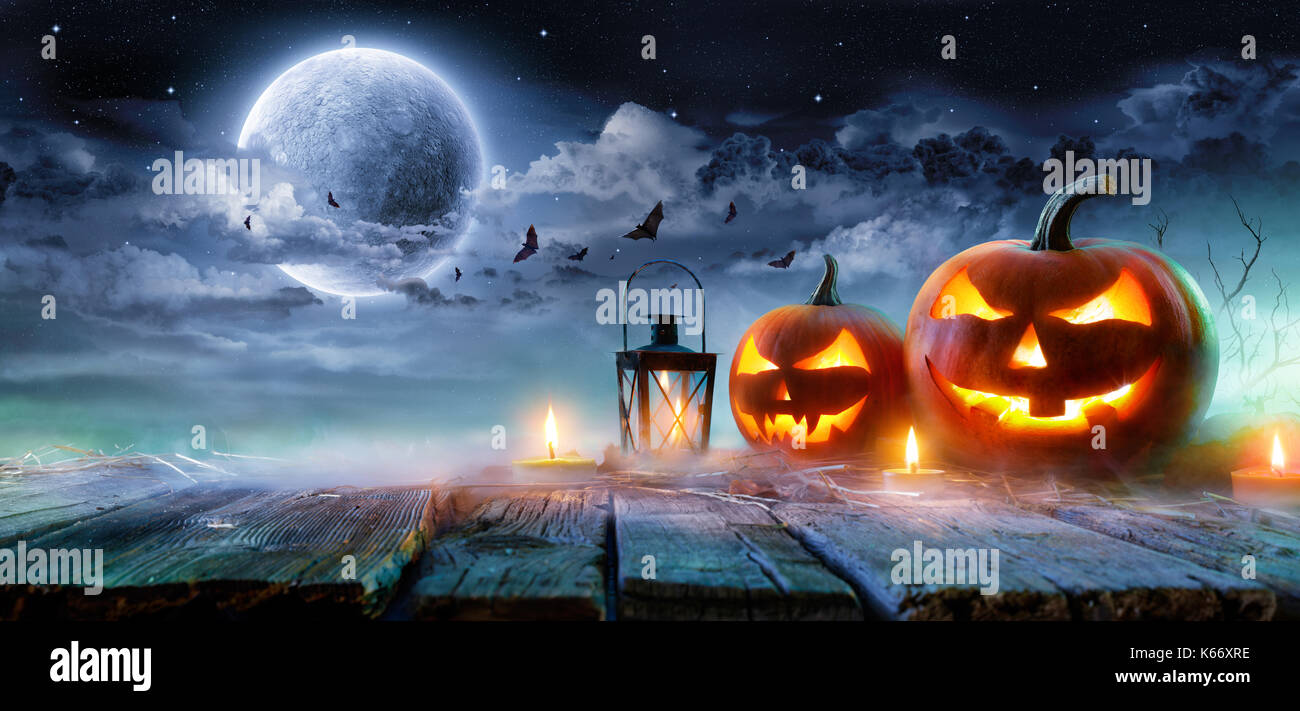 Jack O'Lanterns Glühende bei Mondschein in den gruseligen Nacht - Halloween Szene Stockfoto