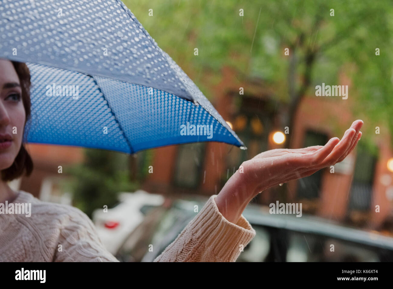 Kaukasische Frau mit Regenschirm regen prüfen Stockfoto