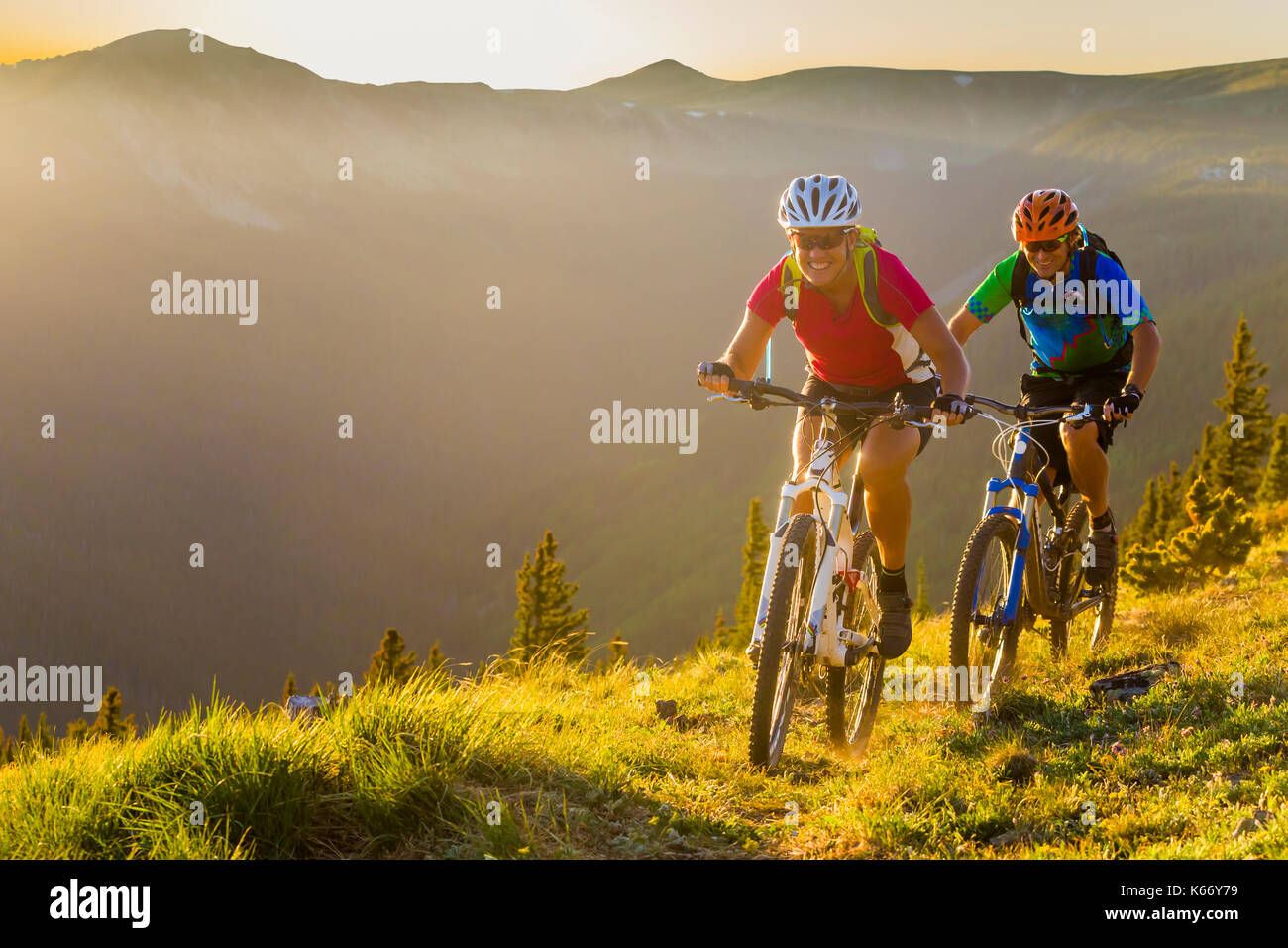 Kaukasische paar Mountainbiken Stockfoto
