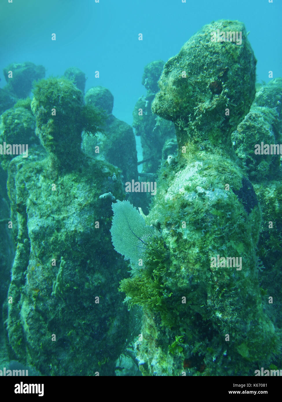 Unterwasser Statuen an der Musa vor der Küste von Isla Mujeres, Mexico. Manchones Reef Stockfoto