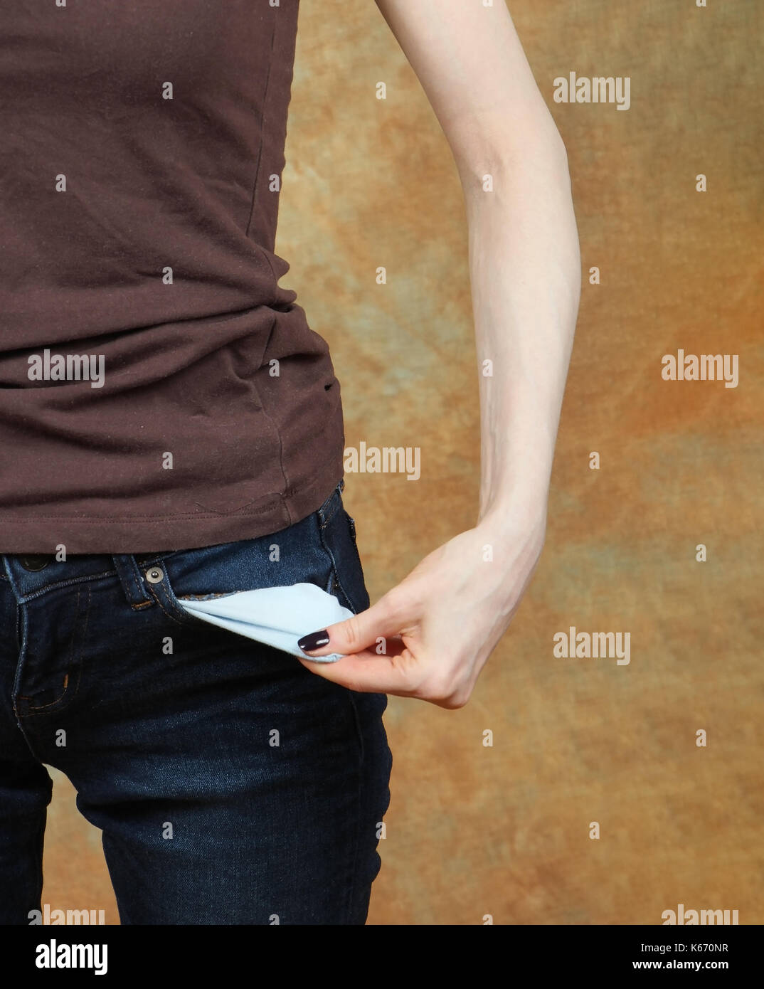 Schlechte brach Frau ihre leeren Tasche angezeigt Stockfoto