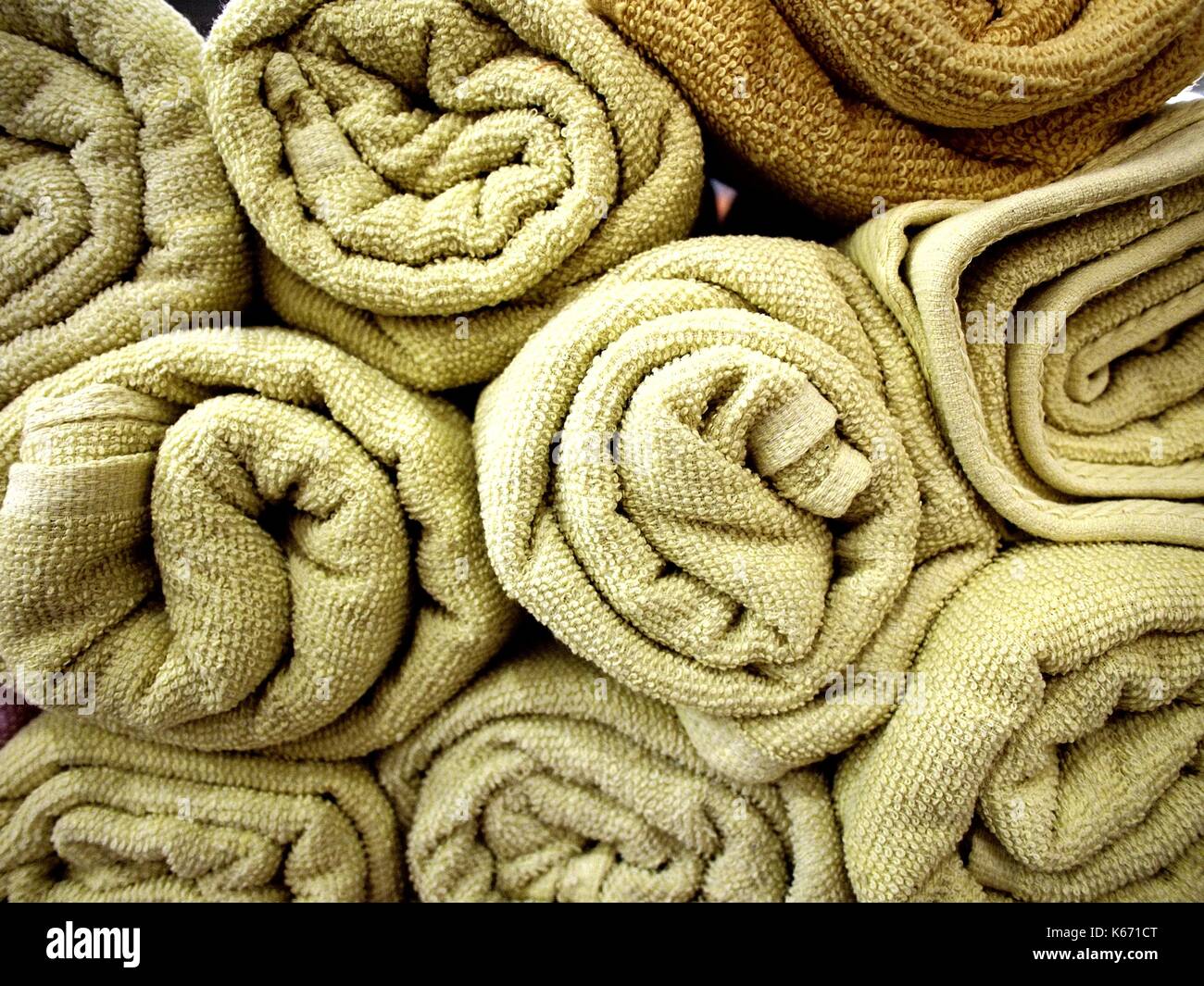 Foto von einem Stapel von Rollen Bunte Handtücher Stockfoto