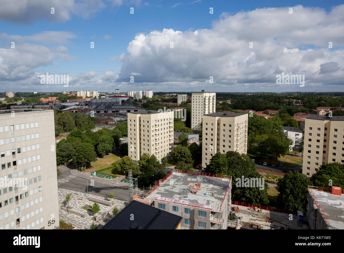 Blick von Vattenfalls alten Bürogebäuden als neu umgebaute Wohngebiete, Vällingby, Schweden. Stockfoto