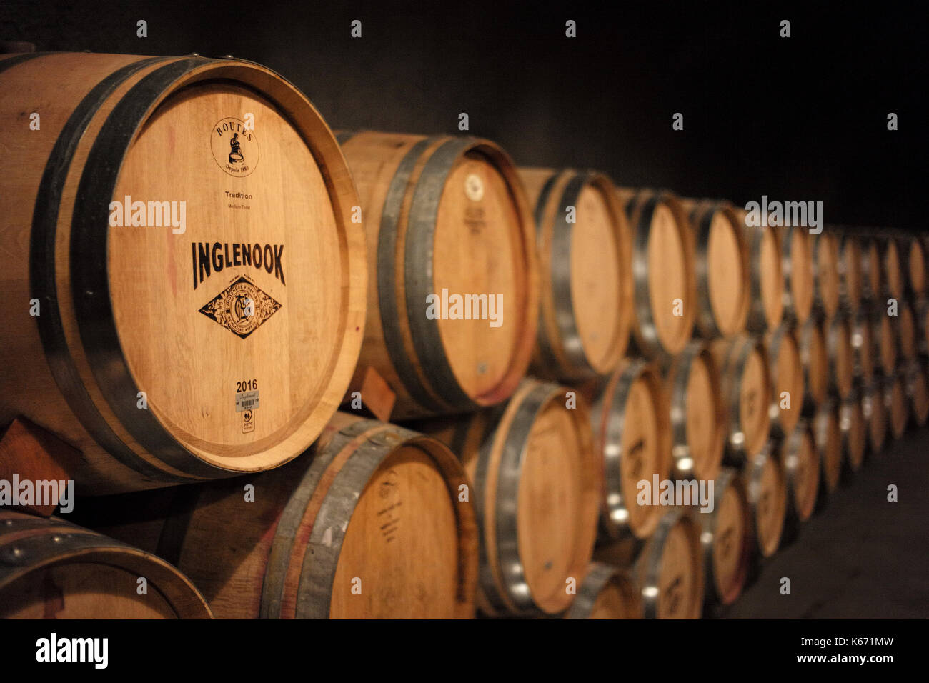 Wein altert in Fässern aus französischer Eiche in der Kaminecke Weingut in Rutherford, Kalifornien im Napa Valley. Stockfoto Wein altert in Fässern aus französischer Eiche in der Kaminecke Weingut in Rutherford, Kalifornien im Napa Valley. Stockfoto