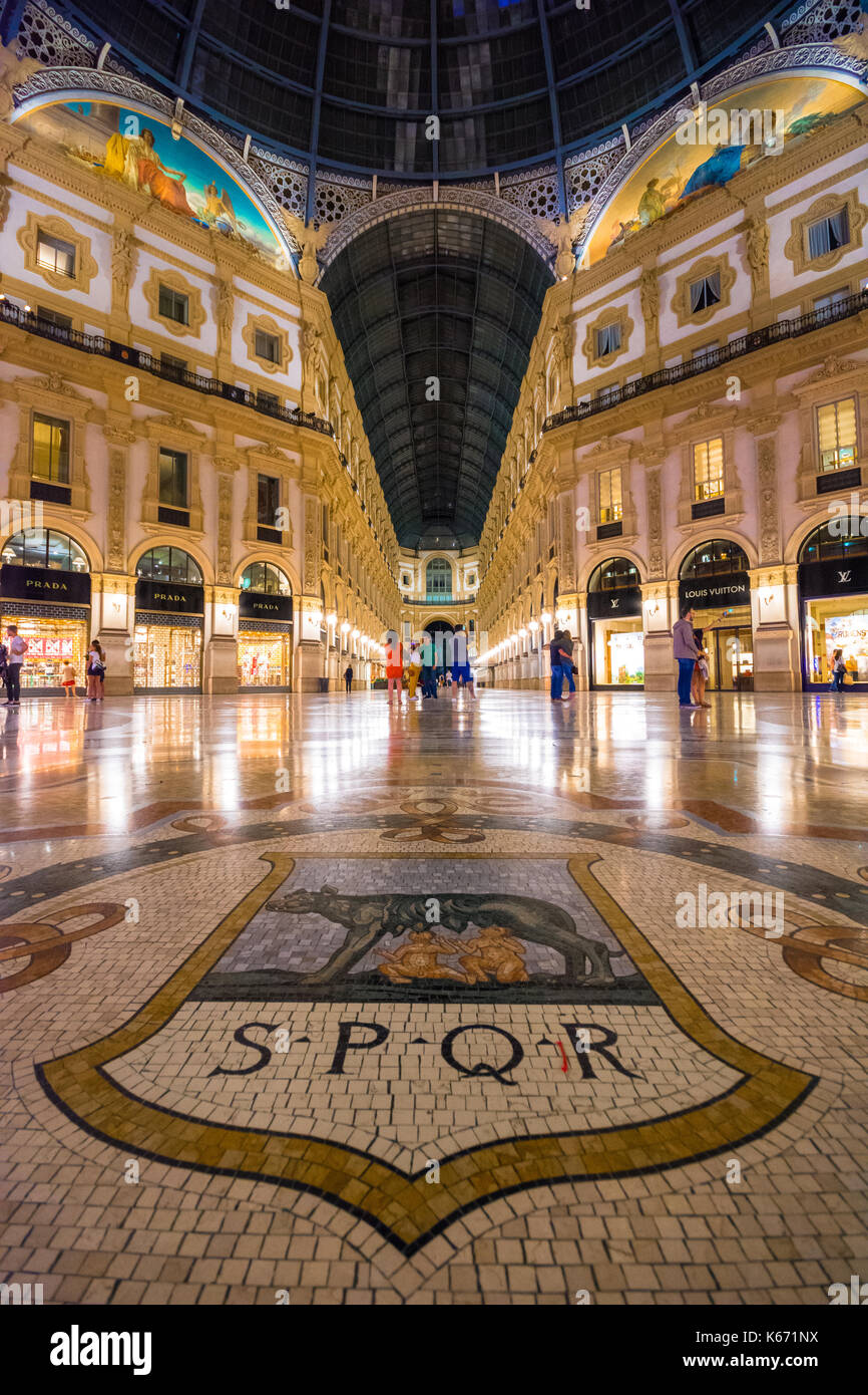 Vittorio Emanuele II in Mailand. Es ist eines der ältesten Shopping Malls der Welt, entworfen und von Giuseppe Mengoni zwischen 1865 und 1877 gebaut. Stockfoto