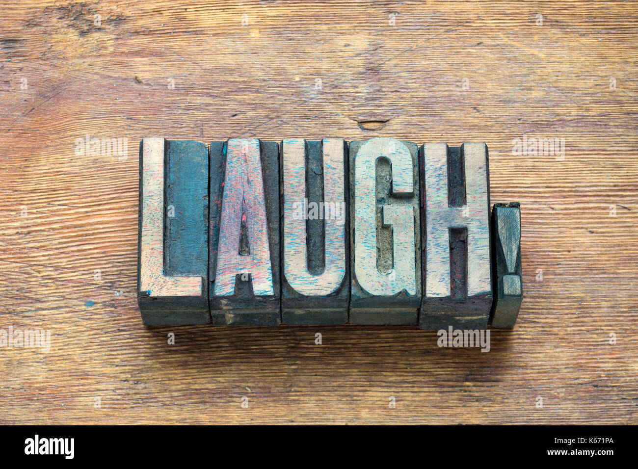 Lachen Wort aus Holz- Buchdruck Typ auf grunge Holz Stockfoto