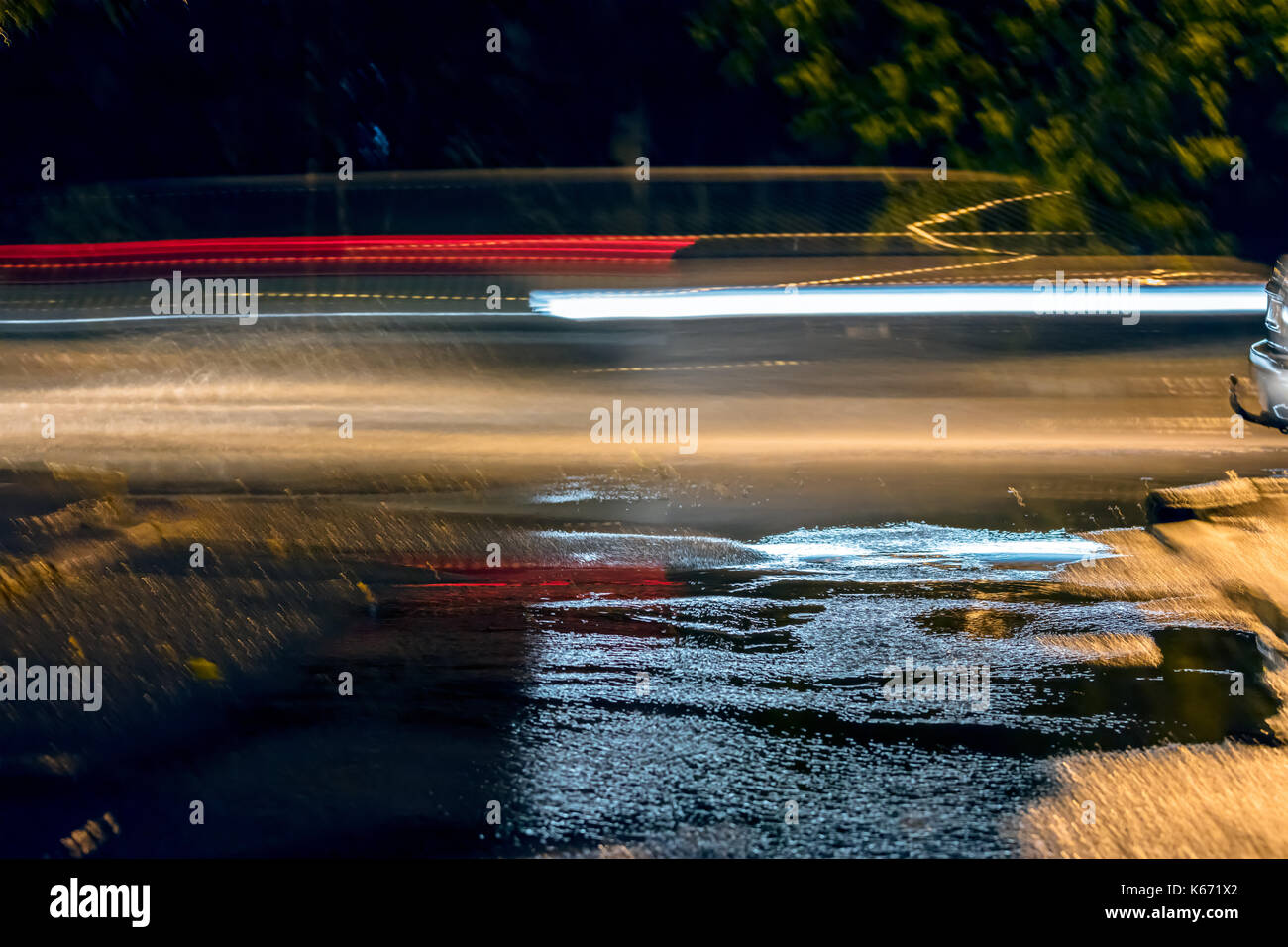 Defokussierten Auto leuchtet in der Nacht. abstract Blur city night Verkehr Hintergrund. Stockfoto