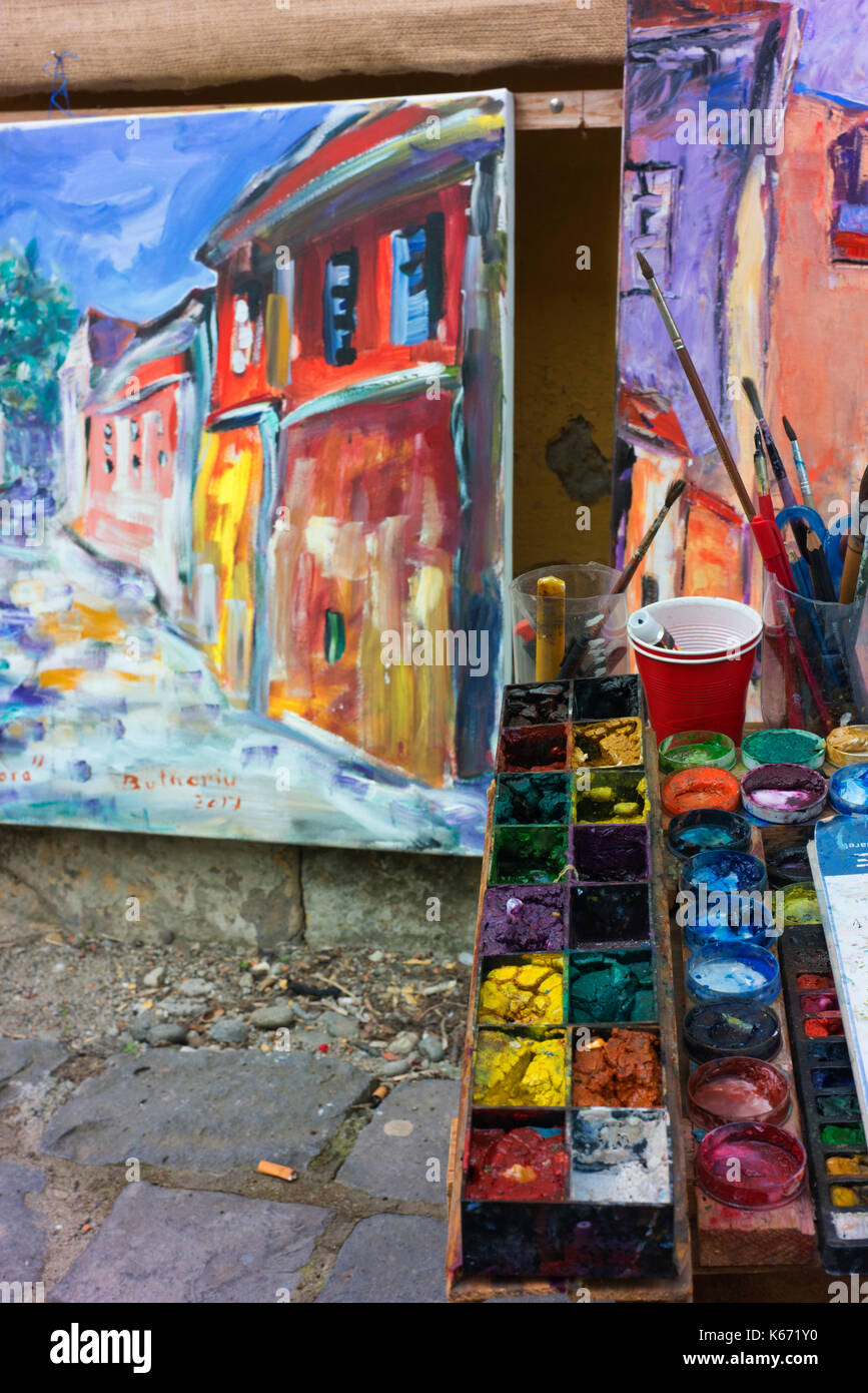 Ein Künstler Farben und Pinsel, zusammen mit Arbeiten, in der Altstadt von Sighisoara. Stockfoto