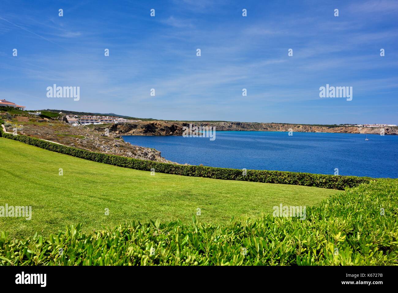 Ein gepflegter Rasen mit blauem Meerblick Arenal den Castell Menorca Menorca Spanien Stockfoto