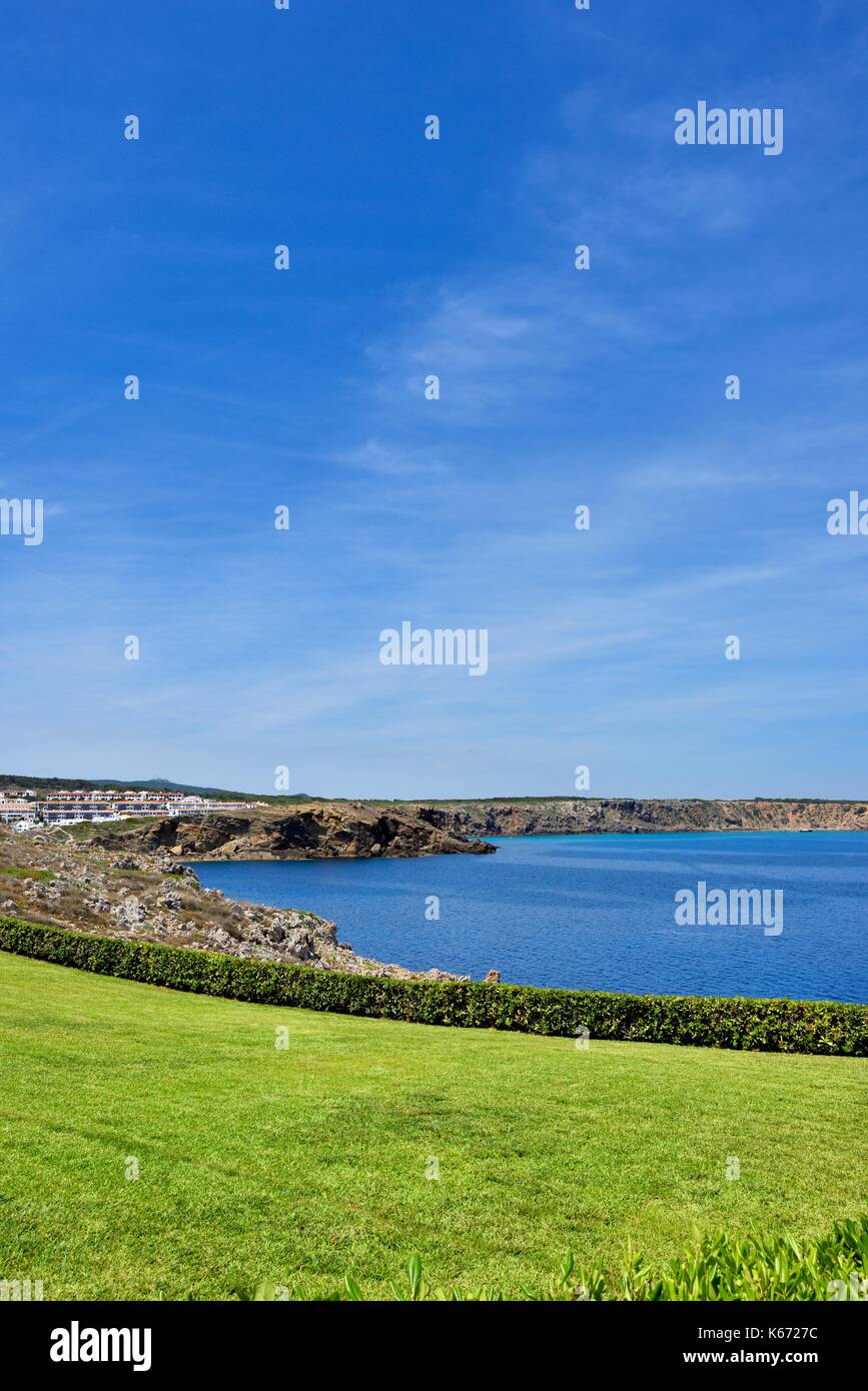 Ein gepflegter Rasen mit blauem Meerblick Arenal den Castell Menorca Menorca Spanien Stockfoto
