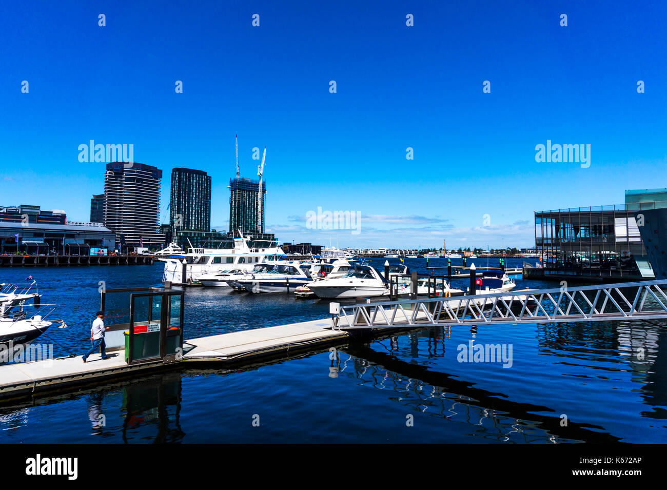 Der Hafen von Melbourne, VIC, Australien mit dem Blick auf den Mann zu Fuß und strahlend blauer Himmel Stockfoto