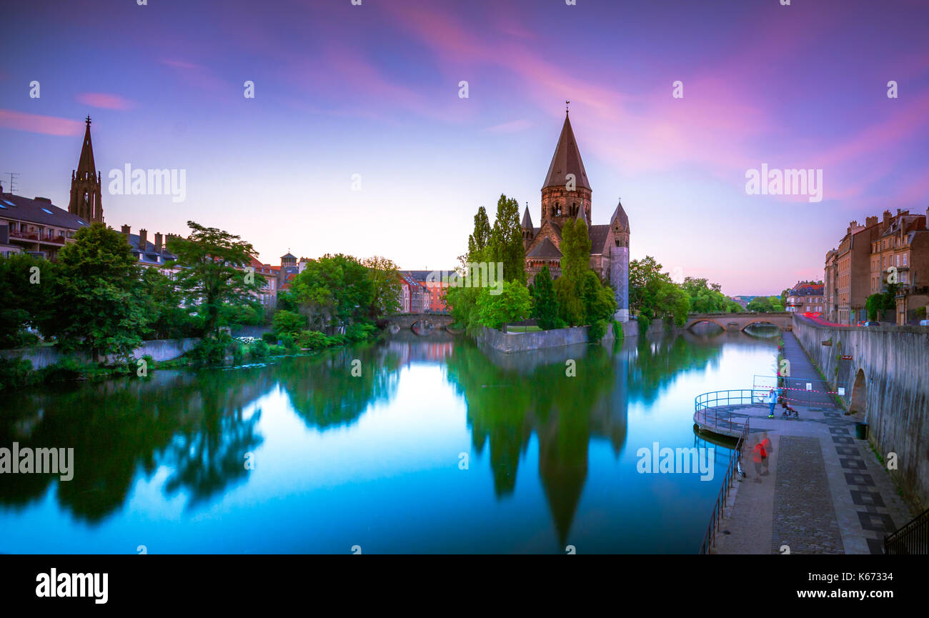 Anzeigen von Metz mit Temple Neuf, spiegelt sich in der Mosel, Lothringen, Frankreich Stockfoto
