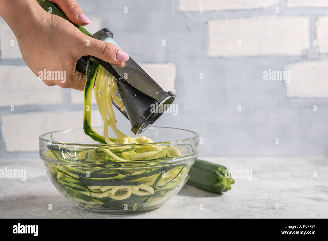 Die Zucchini Nudeln mit spiralizer. Diät low carb Essen Stockfoto