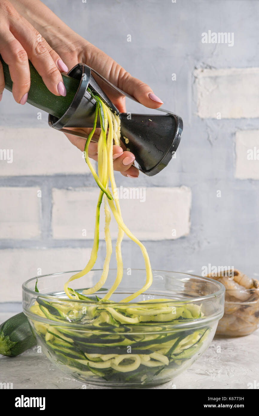 Die Zucchini Nudeln mit spiralizer. Diät low carb Essen Stockfoto