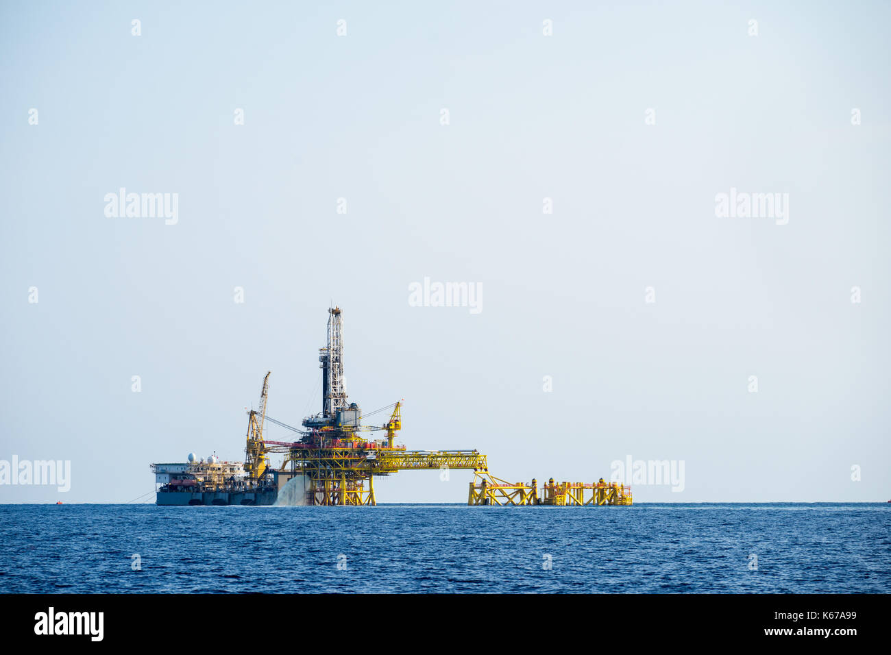 Offshore Bohrinseln und Tanker Stockfoto