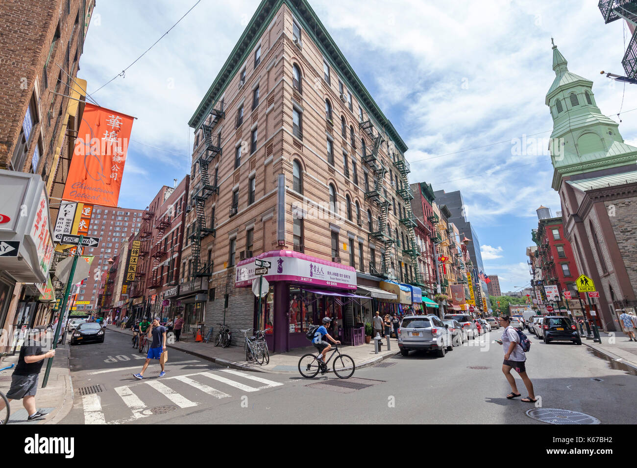 Fußgänger laufen und die Straße in Chinatown, New York City. Stockfoto