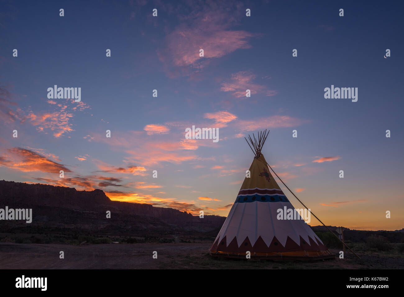 Silhouette eines Tipi Zeltes bei Sonnenaufgang, Utah, USA Stockfoto