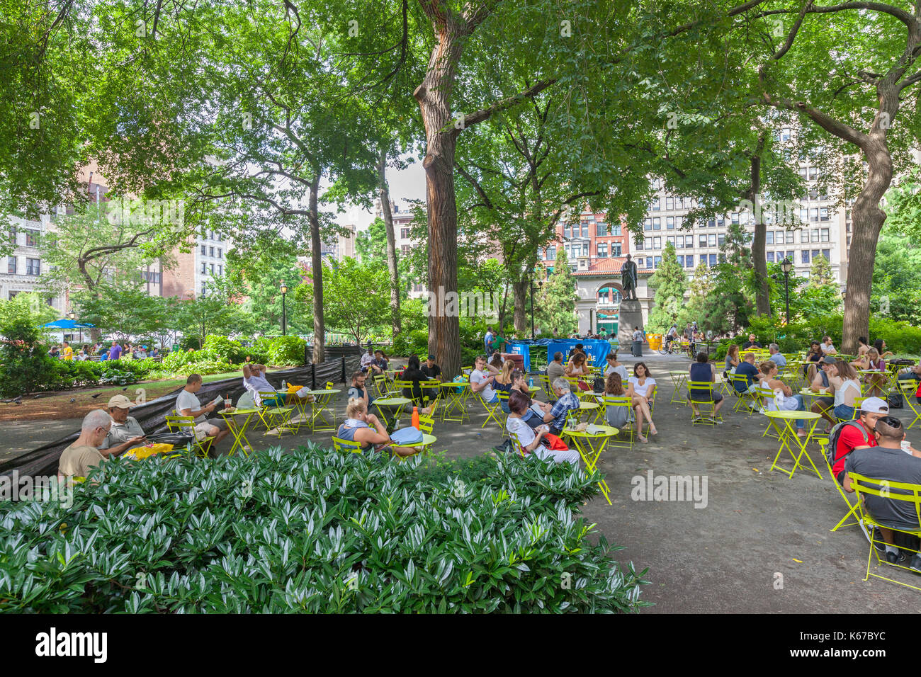 Leute genießen Freizeit in Union Square, New York in der Nähe der Abraham Lincoln Monument. Stockfoto
