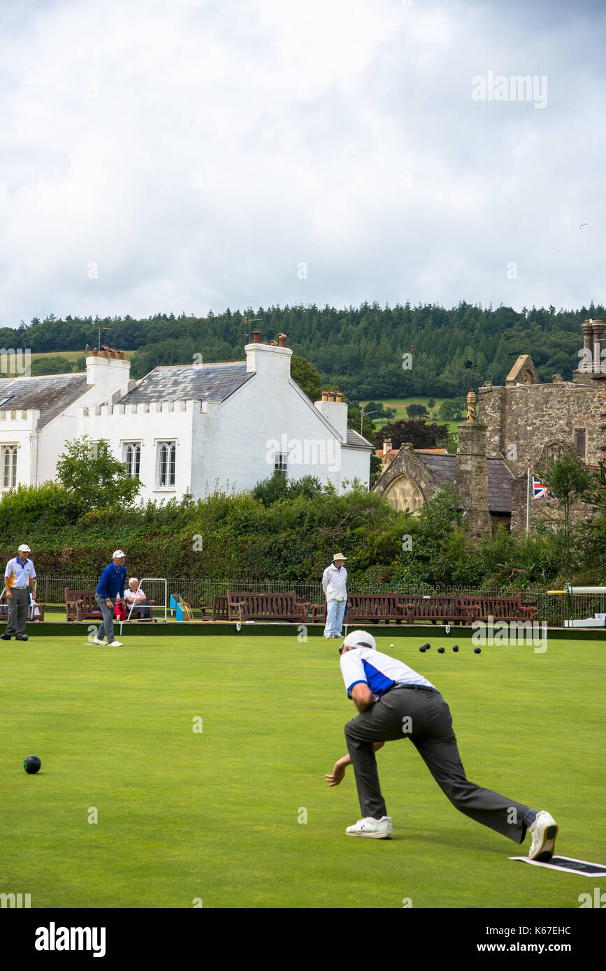 Männer spielen Boule in Sidmouth, England Stockfoto