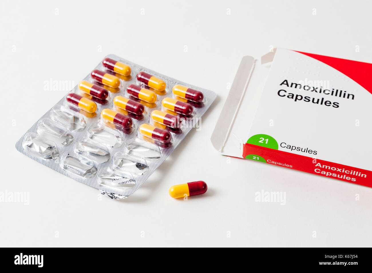Antibiotische Tabletten: ein Paket von 21 500 mg Amoxicillin Kapseln mit einem Antibiotika Kapsel aus der Blisterpackung entfernt Stockfoto