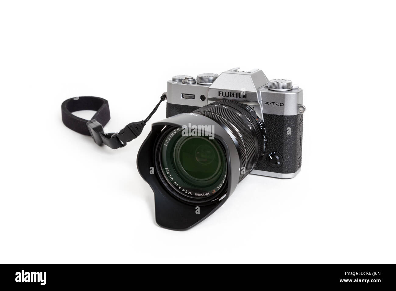 Fujifilm X-T 20 spiegellosen Digitalkamera mit 18-55mm Objektiv, Sonnenblende und Handschlaufe auf weißem Hintergrund Stockfoto