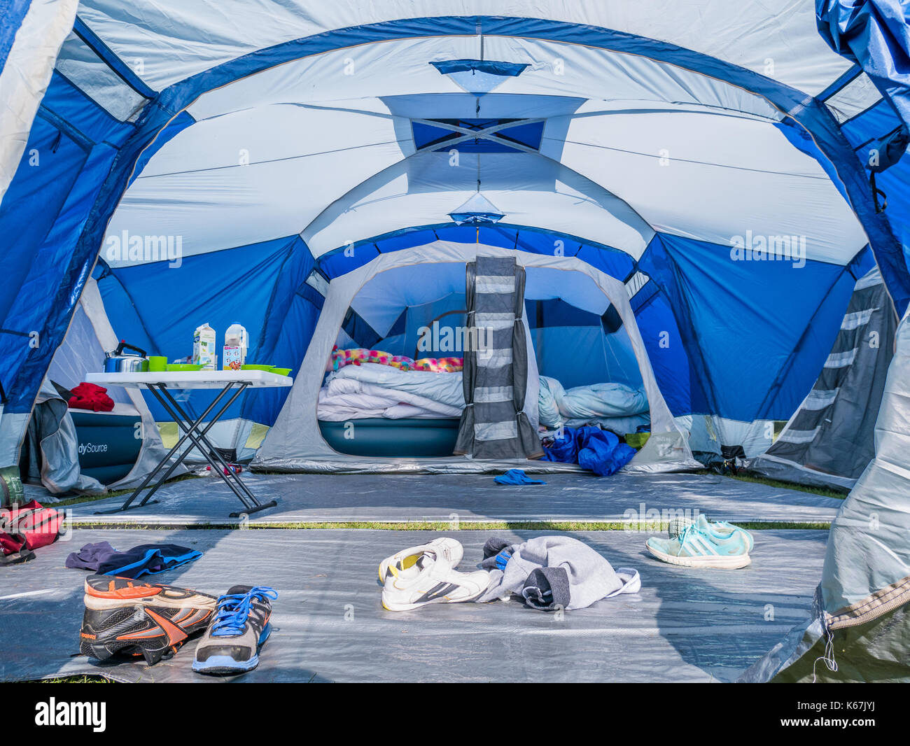 Innenraum einer Familie Zelt fr Camping im Freien in einem Feld  Stockfotografie - Alamy