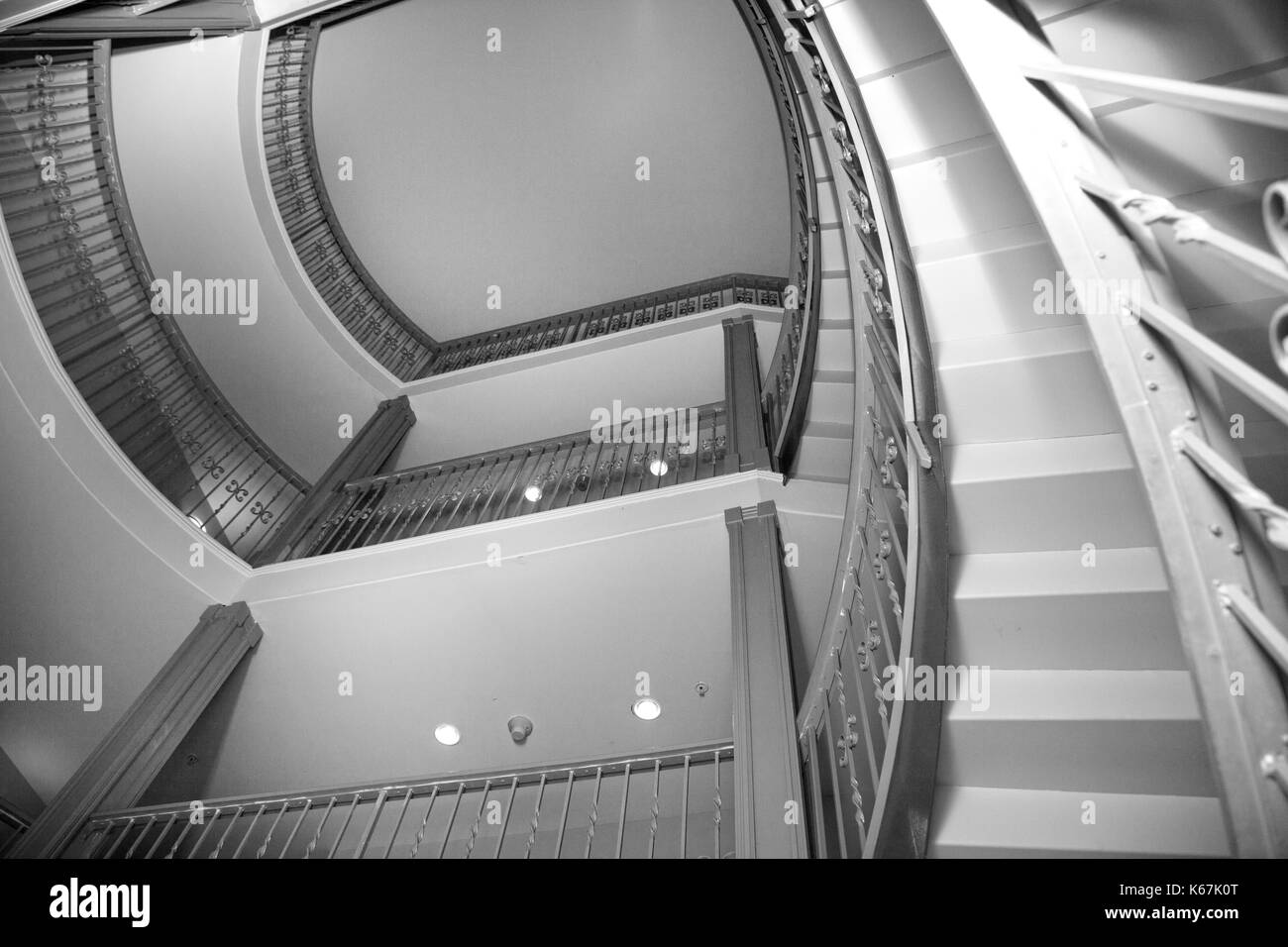 Interessante Perspektive unter einem runden oder Wendeltreppe Stockfoto