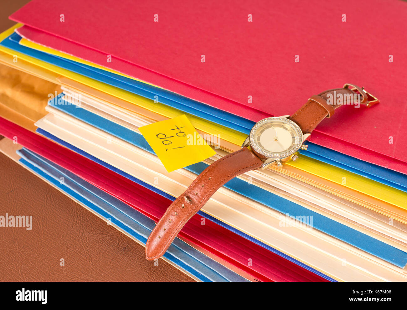 Stapel Papiere mit der Uhr und Haftnotiz zu tun, eine gut organisierte Arbeitsbereich mit Aufgaben zu tun Stockfoto