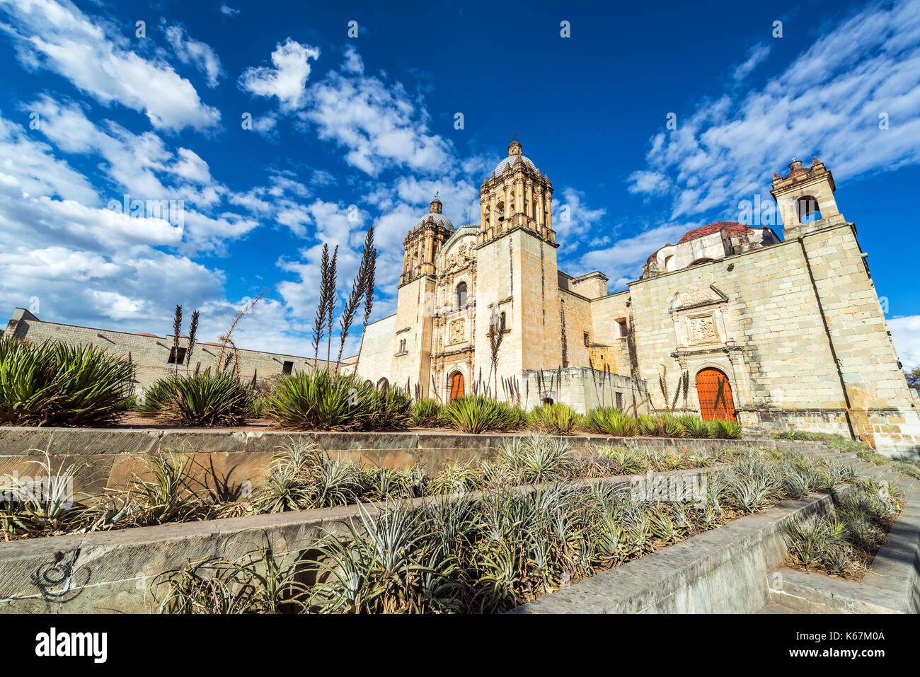 Weitwinkelaufnahme der historischen Kirche Santo Domingo in Oaxaca, Mexiko Stockfoto