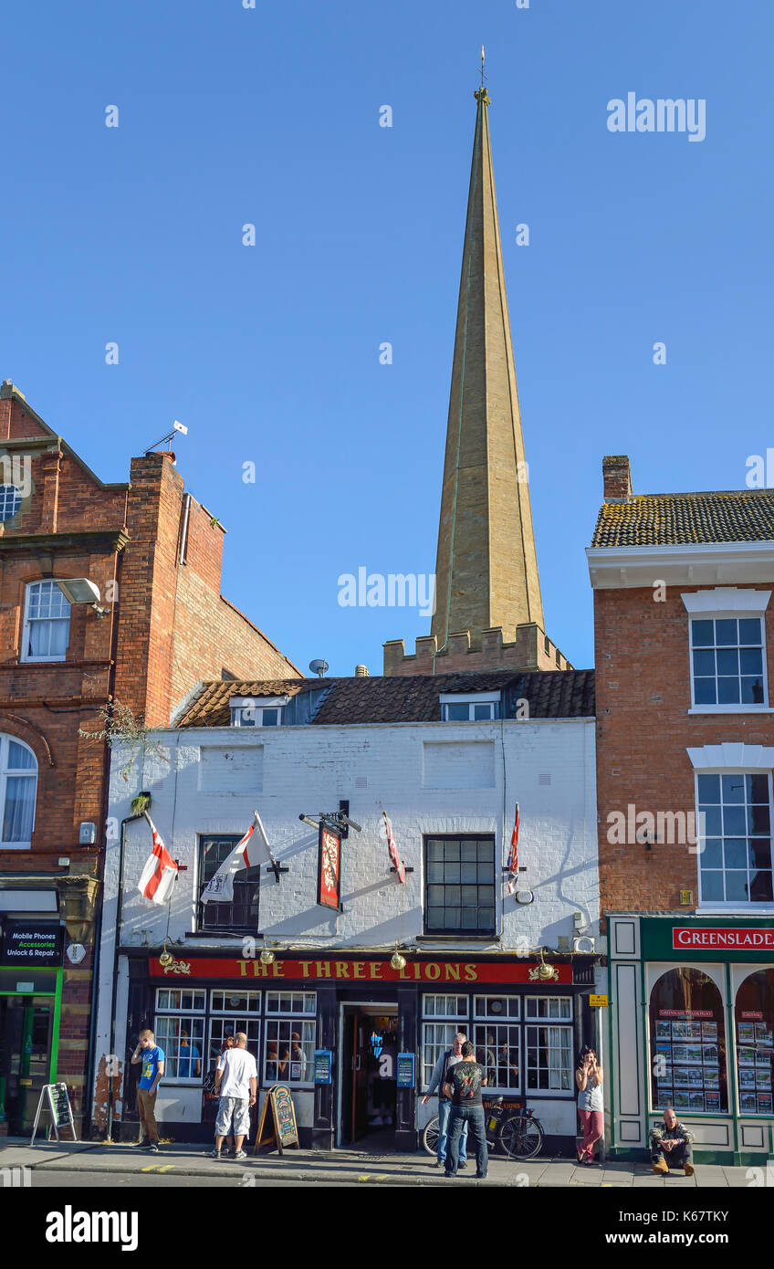 Die Three Lions Pub und Turm der St. Marys Kirche, High Street, Bridgwater, Somerset, England, Vereinigtes Königreich Stockfoto