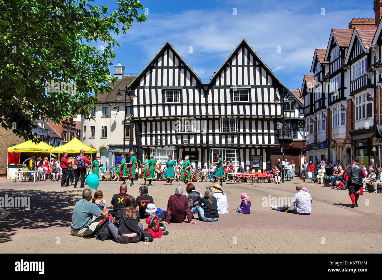 Morris Dancing Anzeige, Marktplatz, Evesham, Worcestershire, England, Vereinigtes Königreich Stockfoto
