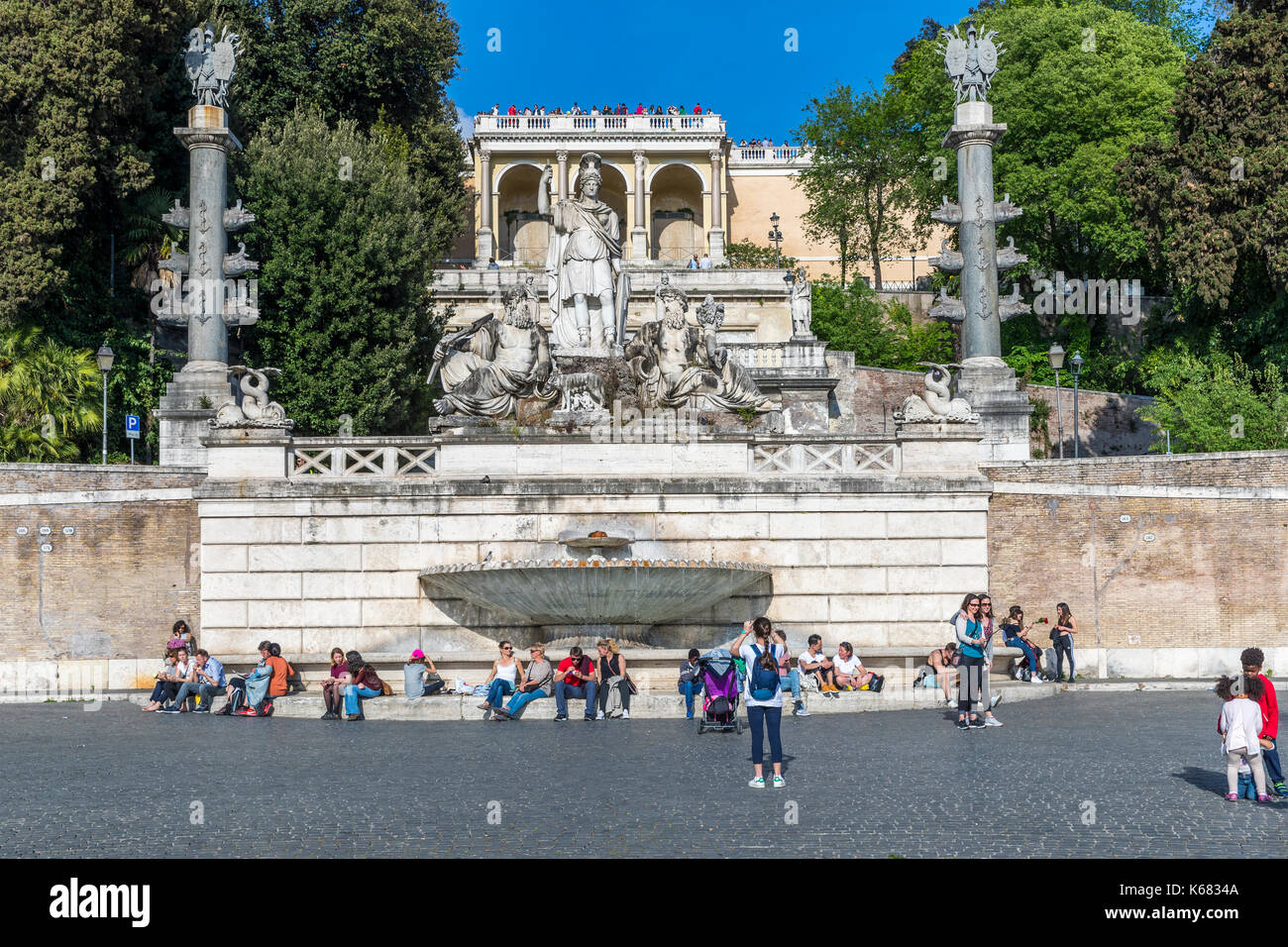 Fontana della Dea di Roma und Terrazza del Pincio von der Piazza del Popolo, Rom, Latium, Italien, Europa gesehen. Stockfoto