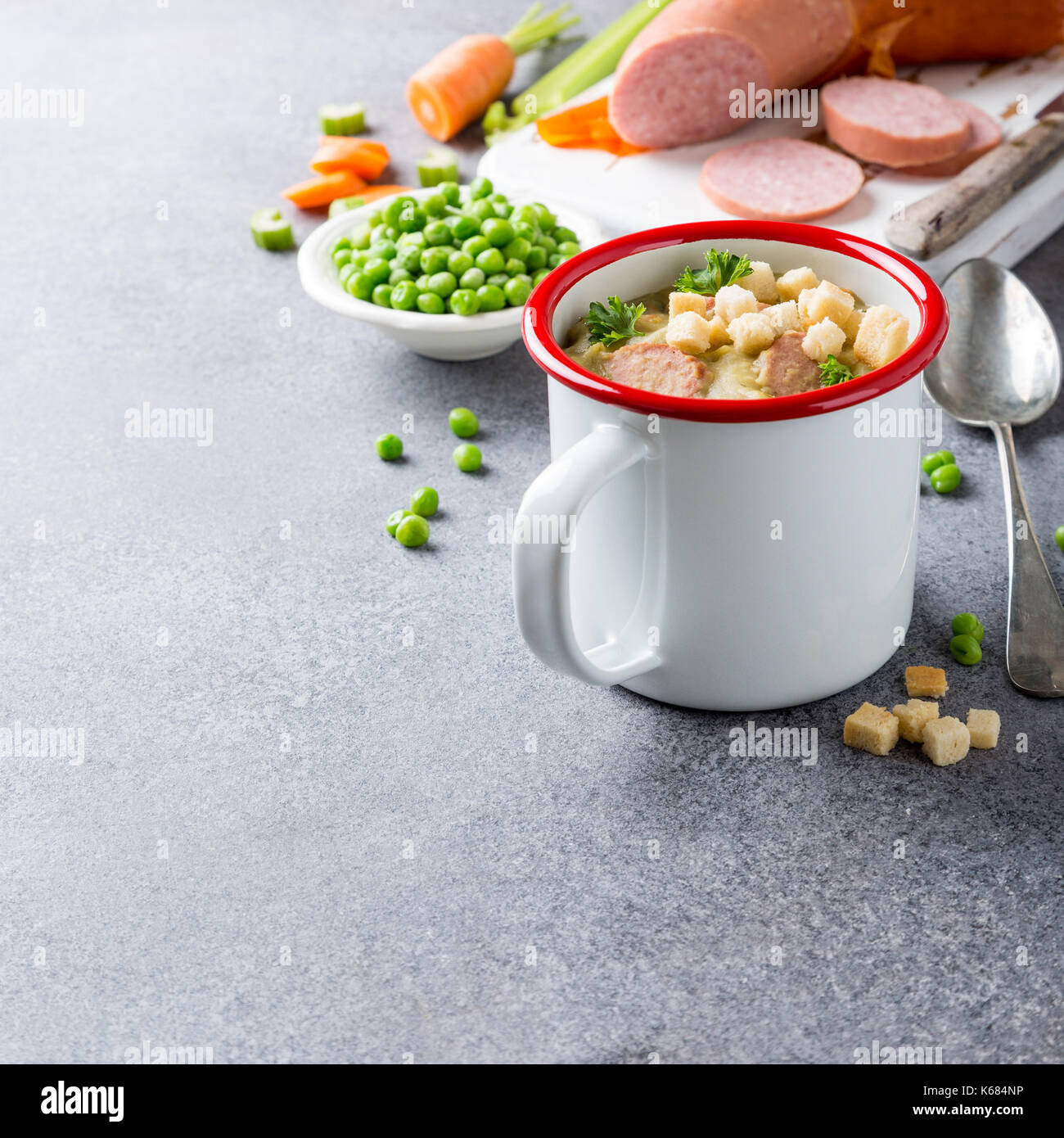 Hausgemachte Erbsensuppe mit Würstchen und Croutons Stockfoto