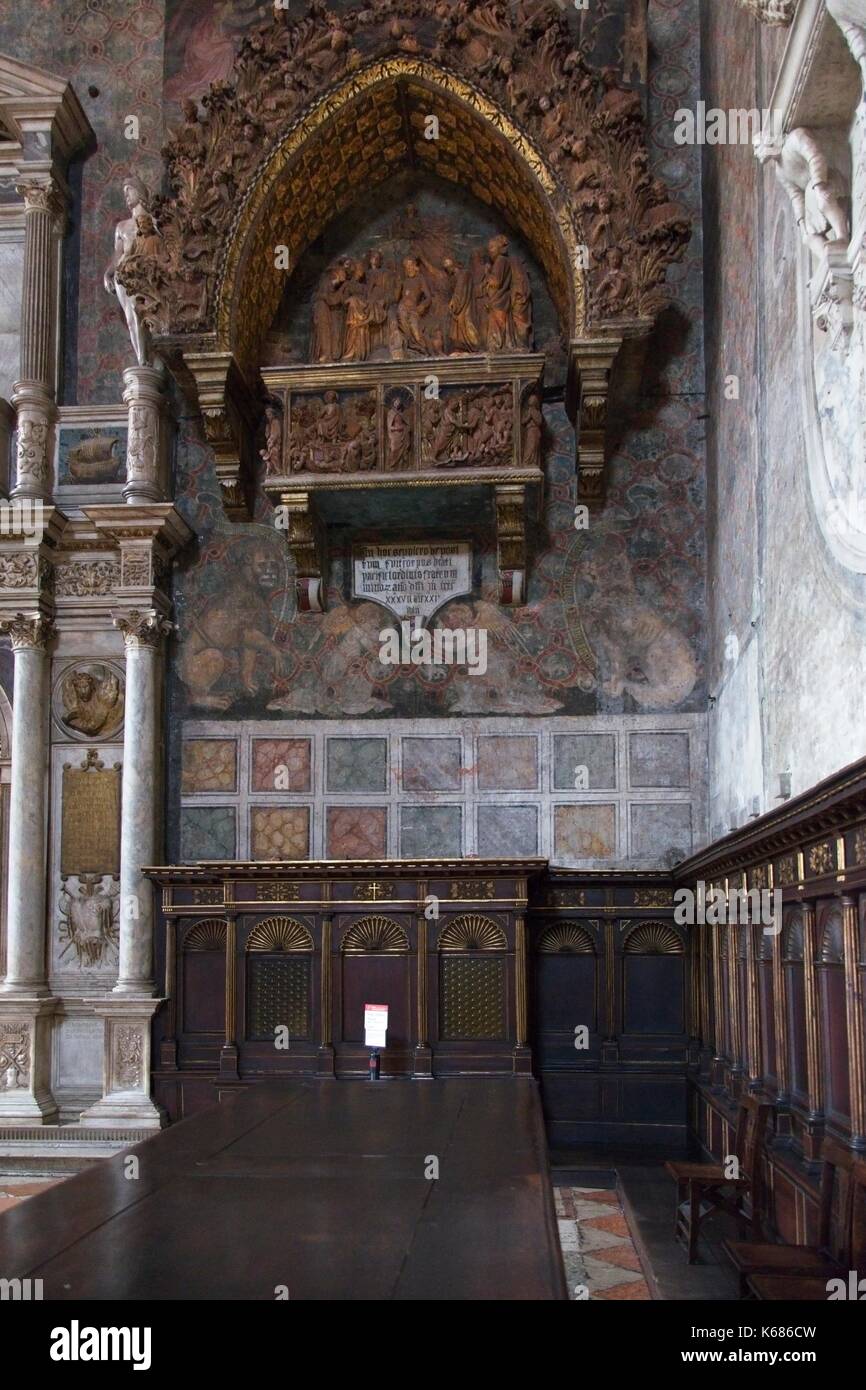 Venedig Veneto Italien. Basilika Santa Maria Gloriosa dei Frari (I Frari), Monumento al Beato Pacifico (Monument für Beato Pacifico), 1437 von Nanni di Bar Stockfoto