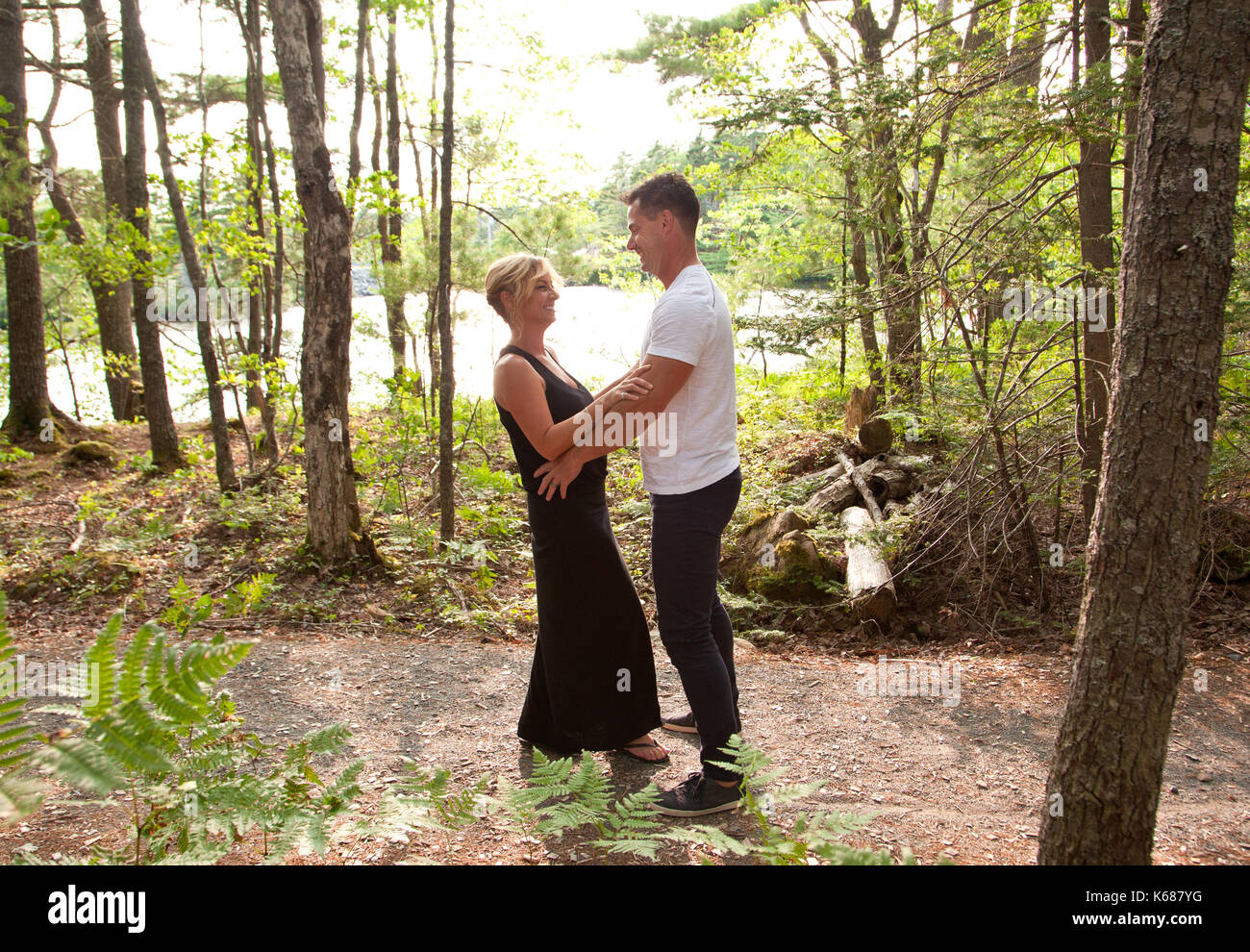 Ein wunderschönes Paar halten einander mit Zuneigung außerhalb von einem See Stockfoto