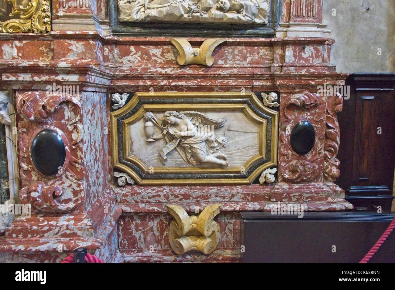 Venedig Veneto Italien. Basilika Santa Maria Gloriosa dei Frari (ICH), Innenraum. Altar der Reliquien detail. Dekoration von Francesco Cabianca, Carrara Marmor. Stockfoto
