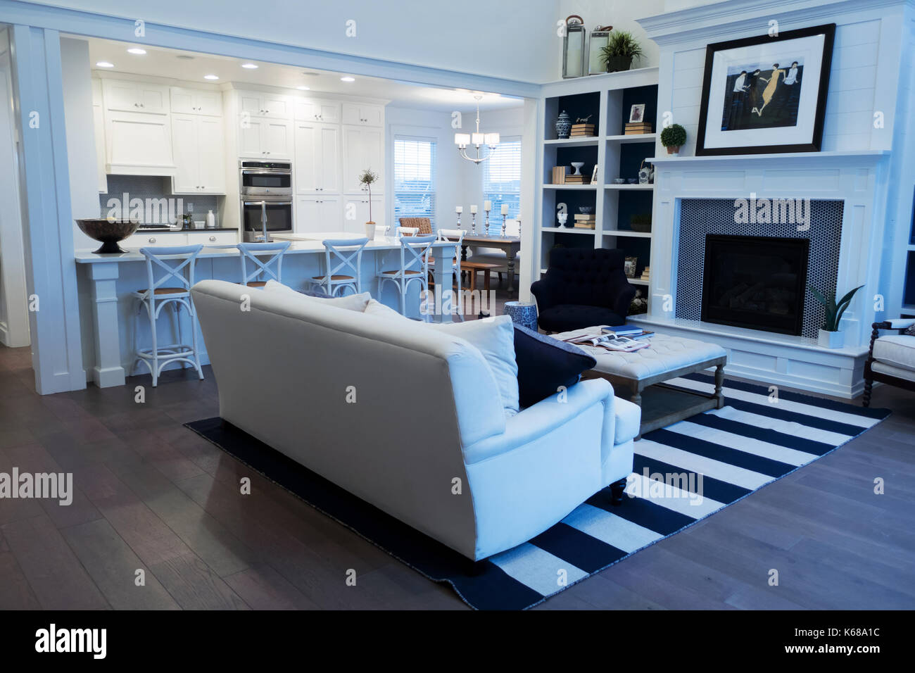 Wohnzimmer Mit Offener Küche, ein offenes wohnzimmer mit offener küche, eingebaute bücherregale, Design ideen