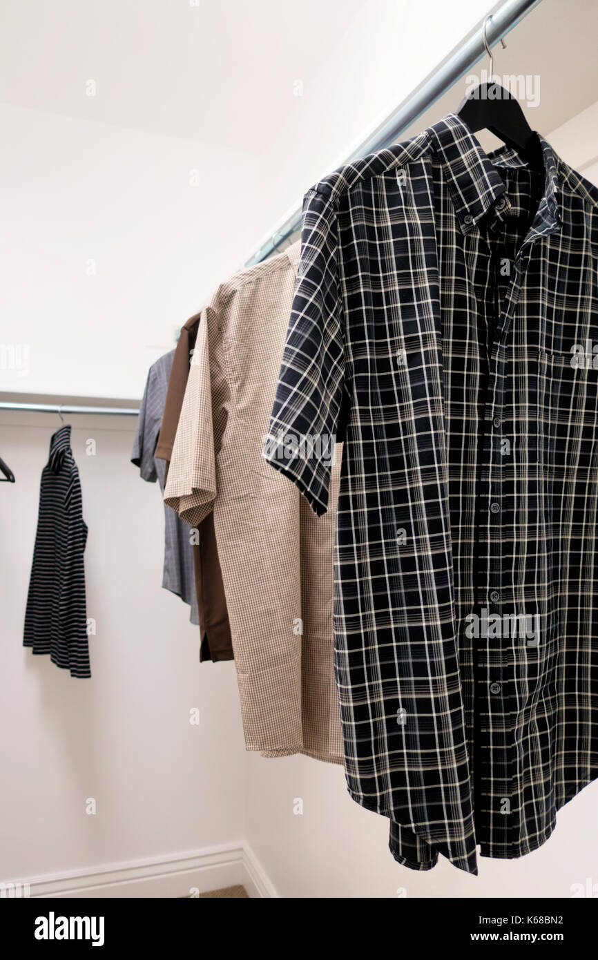 Ein begehbarer Schrank voller Männer Kurzärmeliges, um an den Ärmeln. Stockfoto