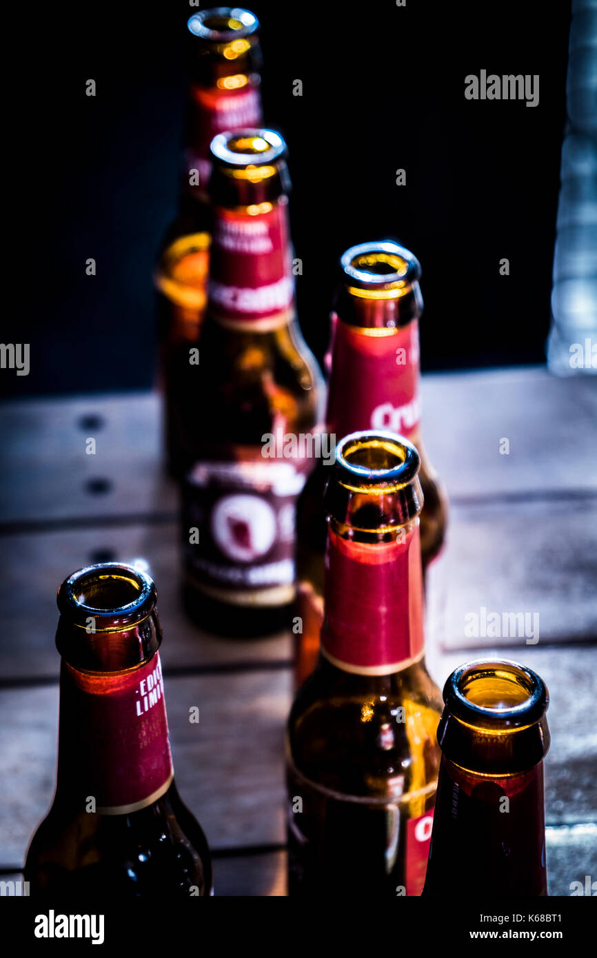 Bierflaschen öffnen auf einem Tisch, konzeptionelle Bild Stockfoto