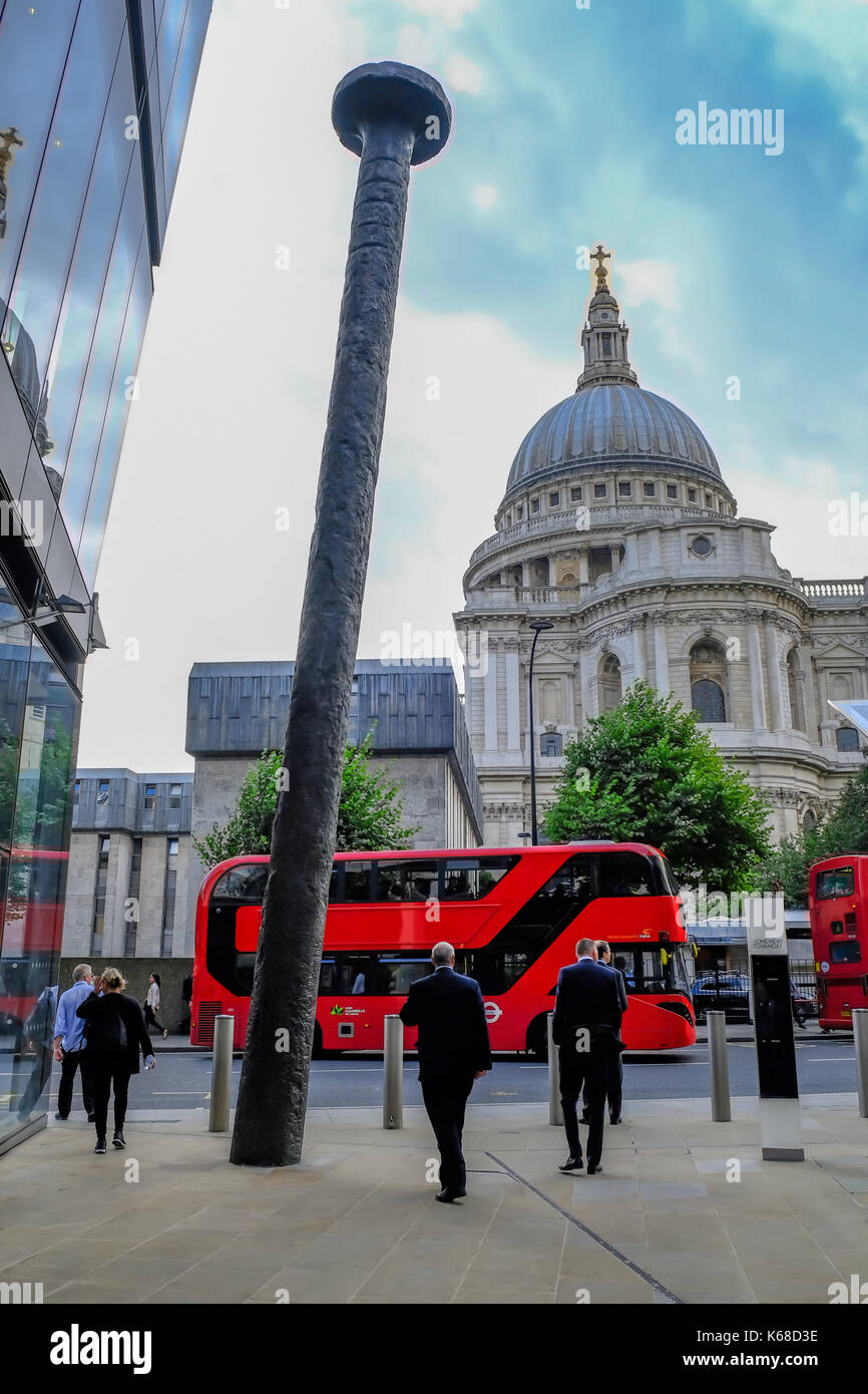London, UK - 3. August 2017: St. Paul's Cathederal Ansicht von der Spitze von 1 New Change. Zeigt den Nagel von Gavin Turk und einen roten Londoner Bus. Stockfoto