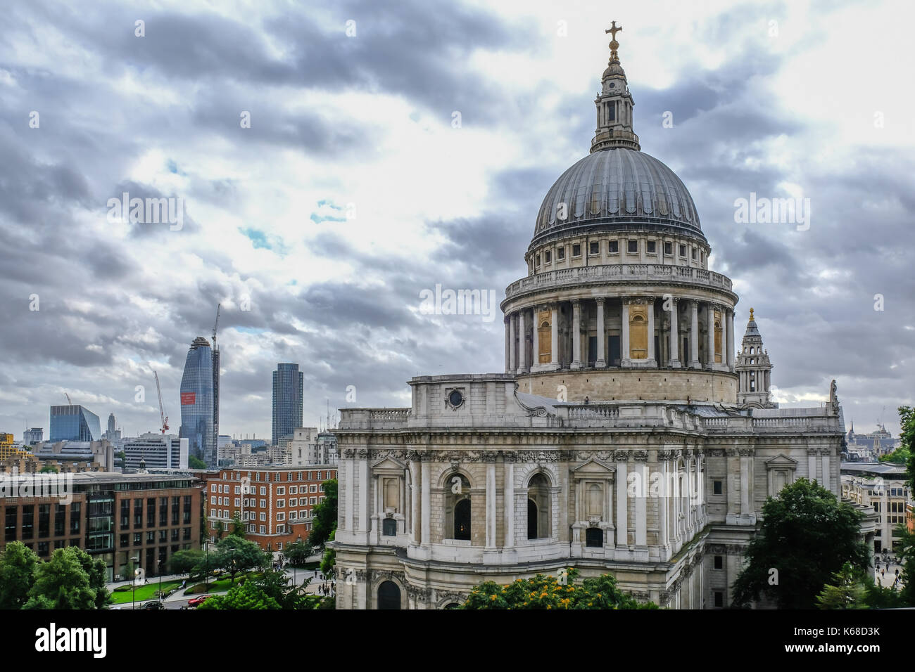 London, Großbritannien - 3. August 2017: die St. Paul's Kathedrale Blick von oben auf 1 Neue ändern. Ein Nachmittag mit einem bewölkten Skyline. Stockfoto