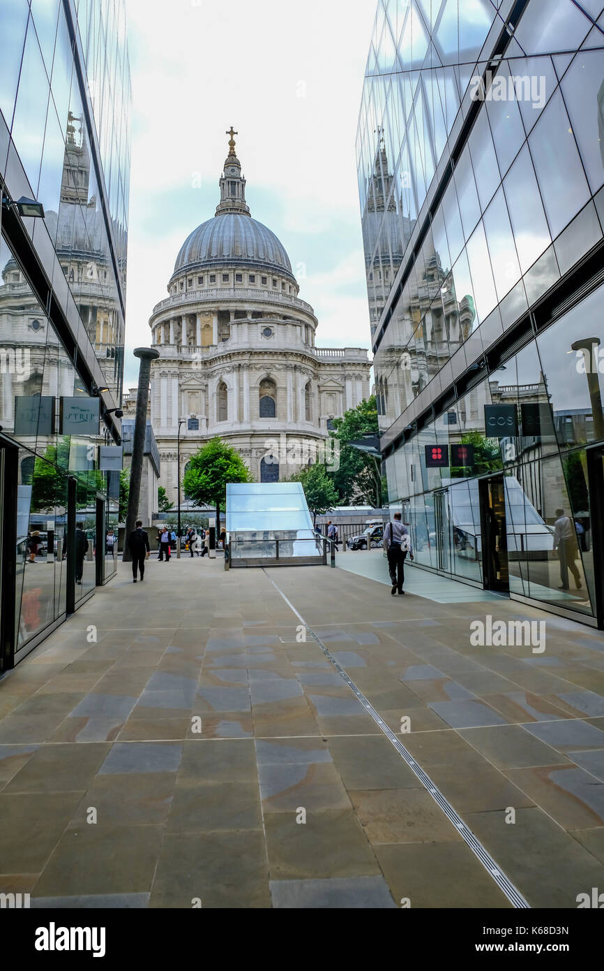 St. Paul's, London, UK - August 3, 2017: ein Blick auf die St. Paul's Kathedrale von 1 neuen ändern. Zeigt den Nagel sculture und Shopper. Stockfoto