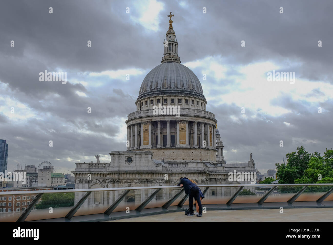 London, Großbritannien - 3. August 2017: die St. Paul's Kathedrale Blick von oben auf 1 Neue ändern. Zeigt ein Paar über das Geländer im Vordergrund. Stockfoto