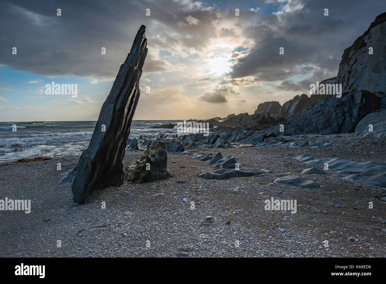 Strand und Felsen und Sonnenuntergang am Ayrmer Bucht auf der South Devon Coast bei Sonnenuntergang. Stockfoto
