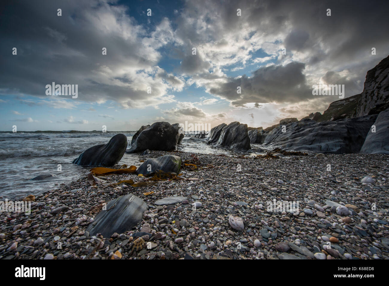 Strand und Felsen und Sonnenuntergang am Ayrmer Bucht auf der South Devon Coast bei Sonnenuntergang. Stockfoto