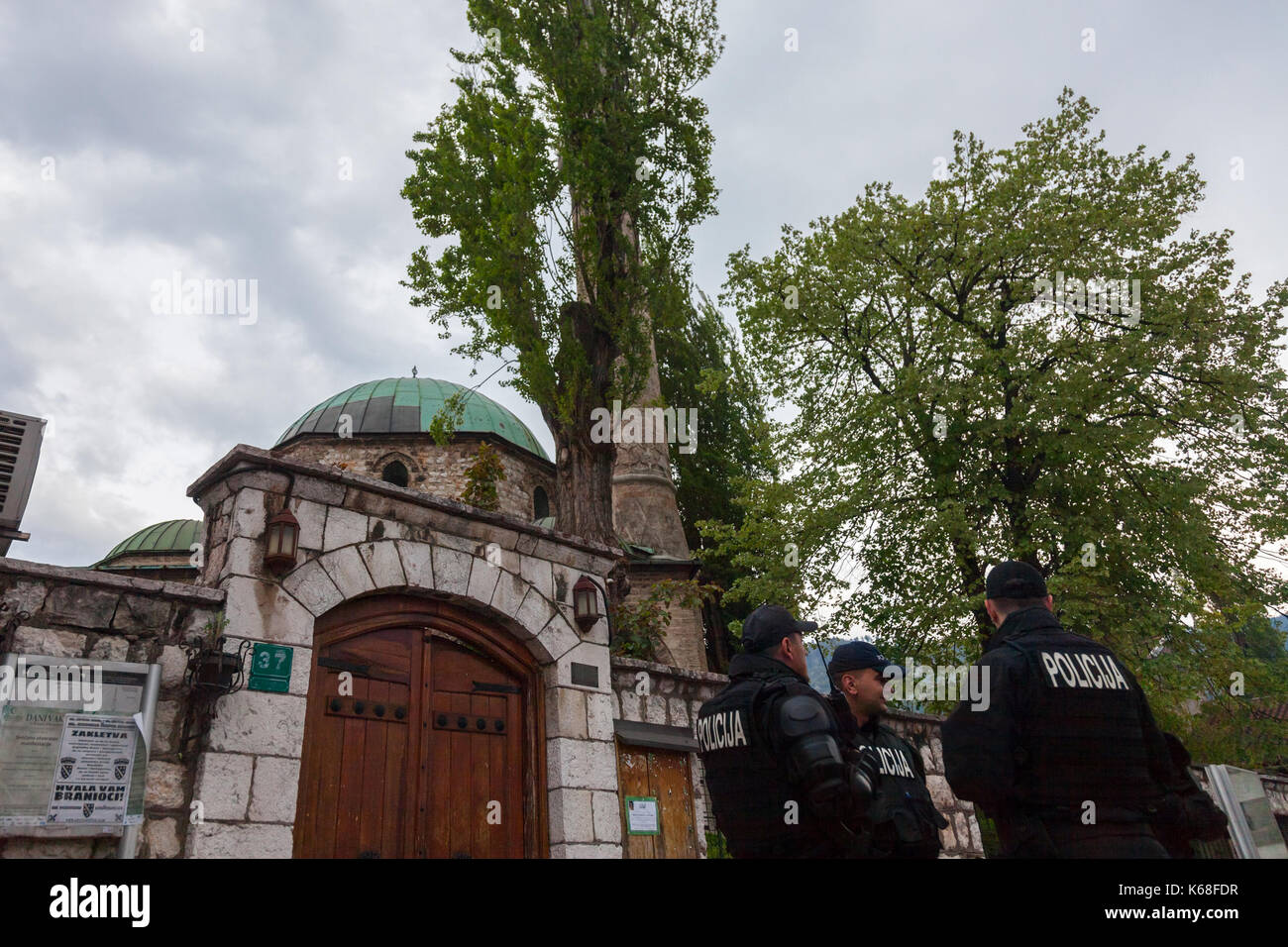 SARAJEVO, BOSNIEN UND HERZEGOWINA bis zum 15. APRIL 2017: die bosnische Polizei Einheiten tragen bulletproof Jacken patrouillieren vor einem der Moscheen der c Stockfoto