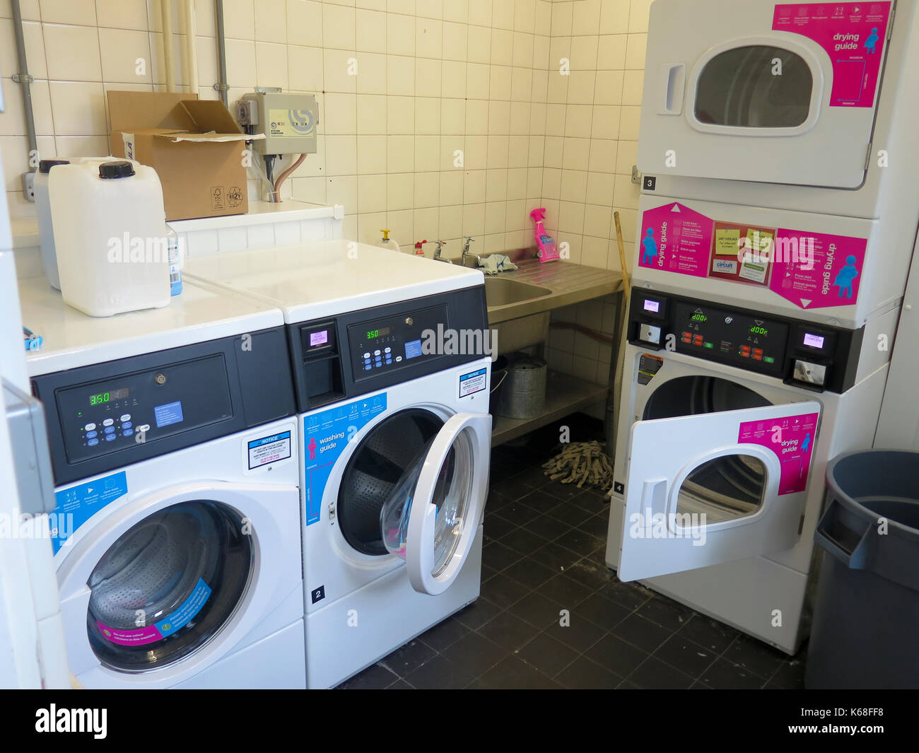 Kommerzielle Waschküche Waschmaschine Trockner Stockfotografie - Alamy