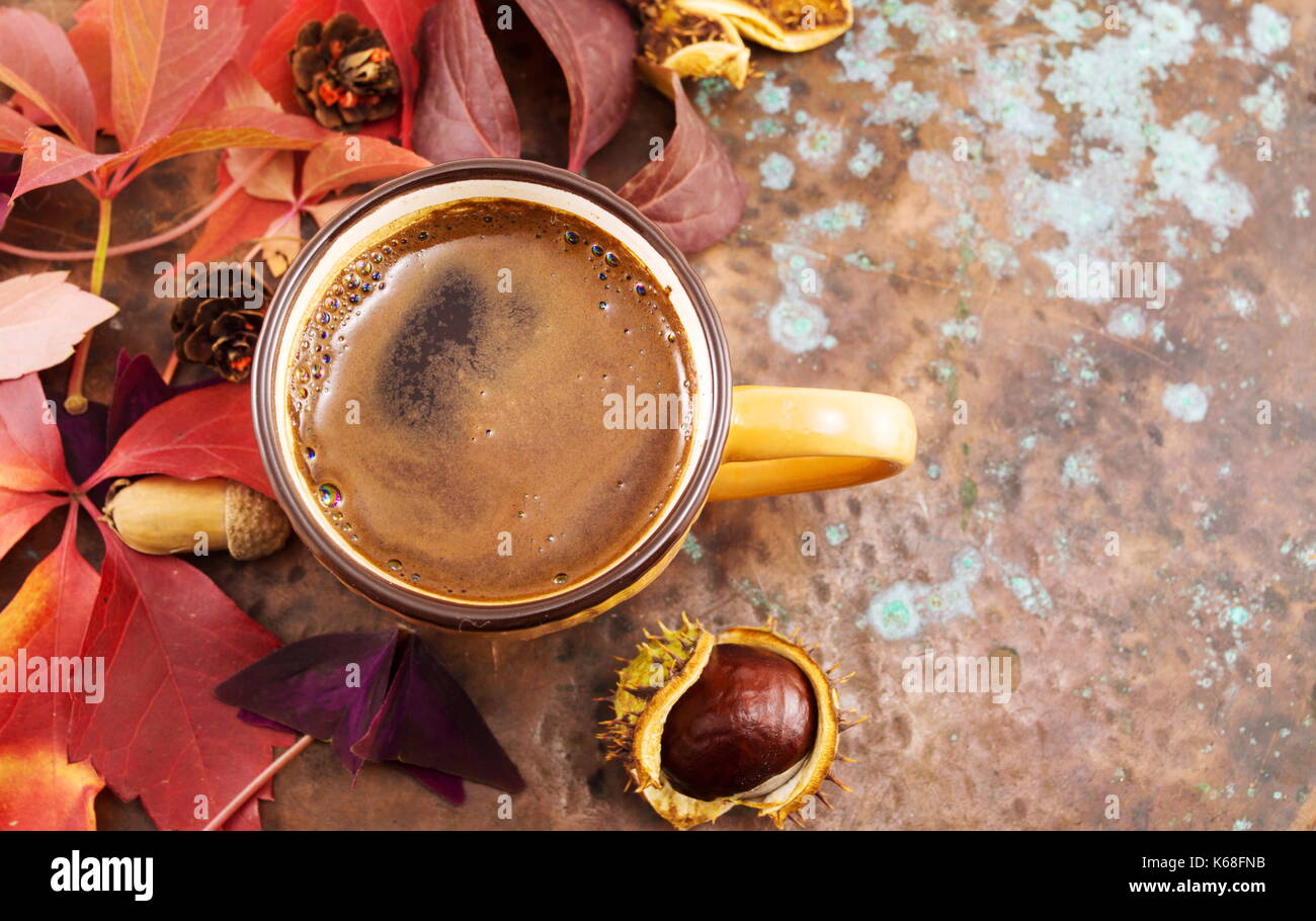 Tasse Kaffee und gefallenen roten Herbstlaub Stockfoto